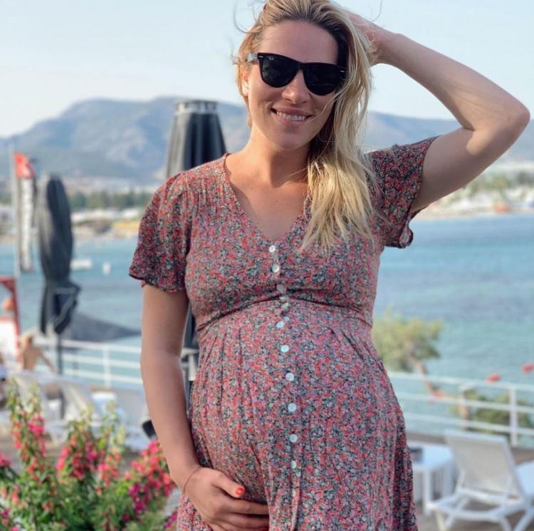 <p><span style="color:#B22222"><strong>Hamilelik sürecinde Instagram üzerinden yaptığı paylaşımlarla yoğun bir ilgi gören Cansu Canan, geçtiğimiz günlerde anne oldu.</strong></span></p>
