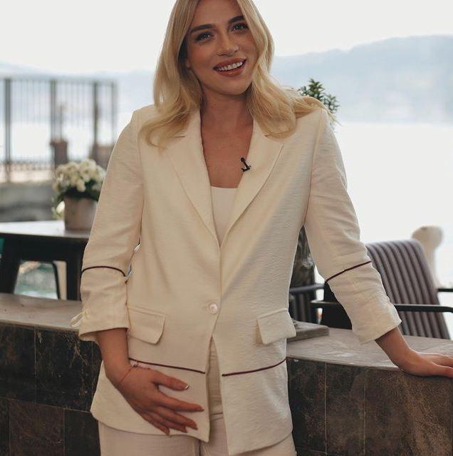 <p><span style="color:#B22222"><strong>Bebeklerini kucağına almanın heyecanını yaşayan çiftin bir oğlu oldu.</strong></span></p>
