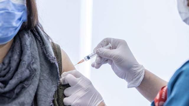 <p>Uzmanlar, BioNTech/Pfizer aşısının ciddi alerjik reaksiyon oluşturma ihtimalinin, 1 milyonda 4,6 olduğunu söyledi. Birden fazla alerjisi olanların aşı olmadan önce uzmanlar tarafından değerlendirilmesi gerektiğini belirten İlaç Alerjileri Çalışma Grubu Başkanı Prof. Dr. Mısırlıoğlu "Kimse alerji nedeniyle aşı olmaktan çekinmesin" dedi.</p>

<p> </p>
