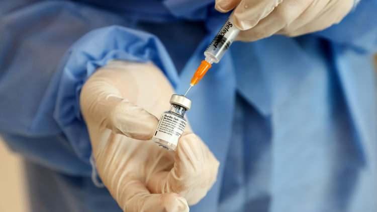 <p>Türkiye Ulusal Alerji ve Klinik İmmünoloji Derneği Genel Başkanı Prof. Dr. Dilşad Mungan, konuya ilişkin yaptığı açıklamada, "Alerjisi, astımı olan kişiler Covid-19 aşılarından istediğini tercih edip olabilirler. Önerimiz, aşının mutlaka hastanede yaptırılması ve aşıdan sonra yarım saat gözlem altında bekletilmeleri" dedi.</p>

<p> </p>
