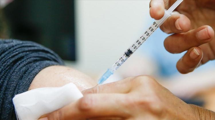 <p>Penisilin, ağrı kesici alerjisi olan bir hastanın BioNTech aşısı olabileceğini söyleyen Mısırlıoğlu, "Birden fazla grupta alerjisi olan, ağır ilaç alerjisi olan kişiler ise aşı olmadan önce uzmanlarca değerlendirilmeli" dedi.</p>
<p> </p>