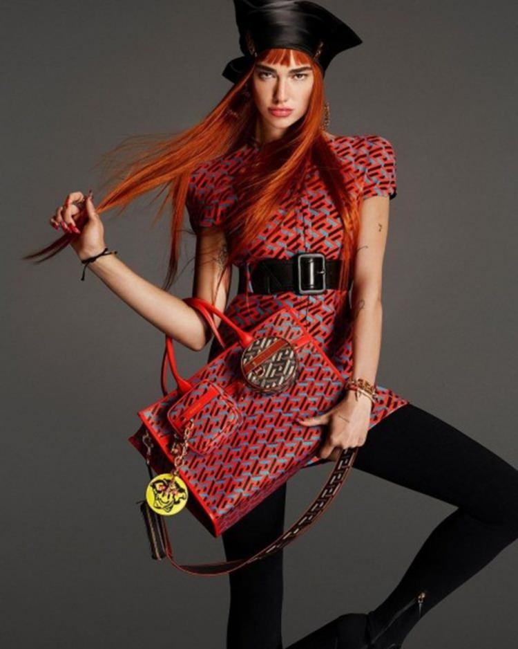 <p><strong>"Versace'nin ikonik evi ile çalışmaktan dolayı çok heyecanlıyım" diyen Lipa, "Donatella ile bu kadar yakın çalışmak ve ortak moda aşkımız üzerinden bağ kurmak gerçek üstüydü. Bu süreçteki ortaklığı unutulmaz bir deneyim oldu. Birlikte yarattığımız görseller hayal ettiğimden bile daha iyi, bunları sizlerle paylaşmaktan dolayı çok heyecanlıyız" şeklinde konuştu.</strong></p>
<p> </p>