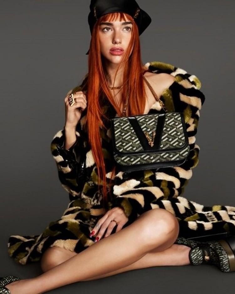 <p><span style="color:#000000"><strong>"VERSACE İÇİN DAHA İYİ BİR KADIN DÜŞÜNEMİYORUM"</strong></span></p>
<p><strong>İşbirliği hakkında konuşan Donatella Versace de "Dua ile birkaç yıl önce Londra'da tanıştım. Güzel bir kız olduğunu biliyordum ama sesinin tınısını duyduğumda, eşsiz ve özel bir şeye sahip olduğunu hemen anladım. O zamandan beri kariyerinin yükselişini izledim ve onunla birçok harika an için ortak oldum" dedi. Markanın sahibi, "Şu anda Versace'nin ve bu koleksiyonun ruhunu somutlaştıracak daha iyi bir kadın düşünemiyorum" ifadesiyle dikkat çekti.</strong></p>