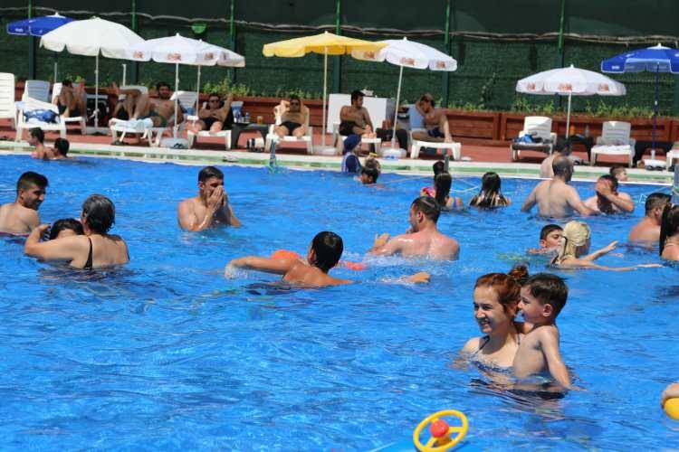 <p>İnsanlar evde bunalmaya başladı. Kaçacak yerleri burası. Gelip burada serinliyorlar. Sıcaklığın artmasıyla beraber yoğunda kaçınılmaz oldu" ifadelerini kullandı.</p>

