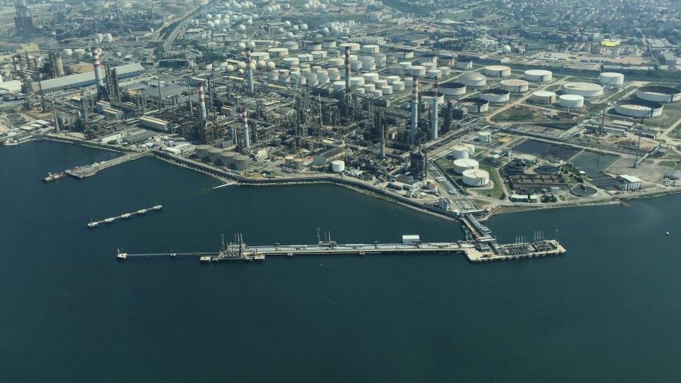 <p>Kıyıların bazı kısımlarında toplu bulunan müsilaj, tekne, deniz süpürgeleri ve dalgıçların desteğiyle toplanarak, bertaraf için kentteki arıtma tesisine götürülüyor.</p>
<p> </p>
<p> </p>