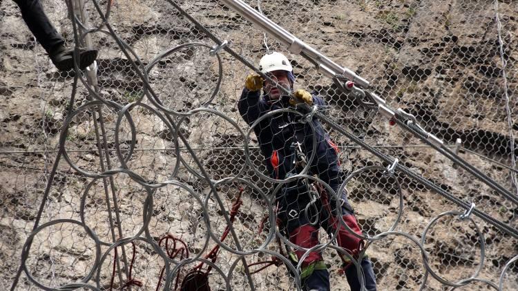 <p>Kaya düşme riskine karşı kapatılan Sümela Manastırı'nın avluya kadar olan bölümü, çevresinde gerçekleştirilen projelerin birinci etabının tamamlanması ile 25 Mayıs 2019'da ziyarete açıldı. </p>