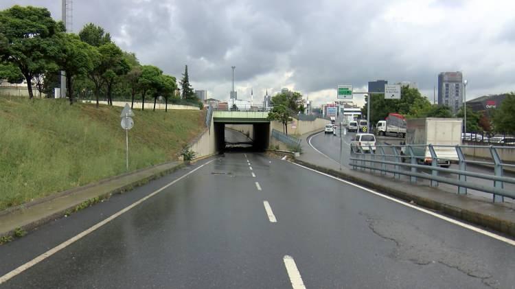 <p>UKOME'nin aldığı karar 2018 yılında uygulamaya konuldu. Ancak geçidin sadece giriş ve çıkışı trafiğe kapatıldı. Bölgedeki trafik yoğunluğu çözülmezken, araç alt geçidi atıl durumda bırakıldı. </p>
