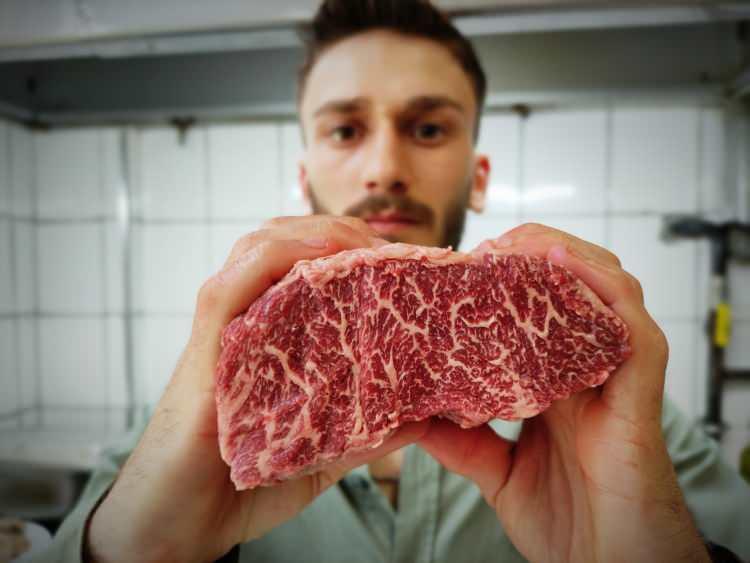 <p>Japonya'dan gelen bu sığırların eti lezzetiyle ünlü. Sahipleri tarafından özel bakıcılar tarafından beslenen sığırların kilosu bin 500 lira ile 10 bin lira arasında değişen fiyatlarla satılıyor. </p>
