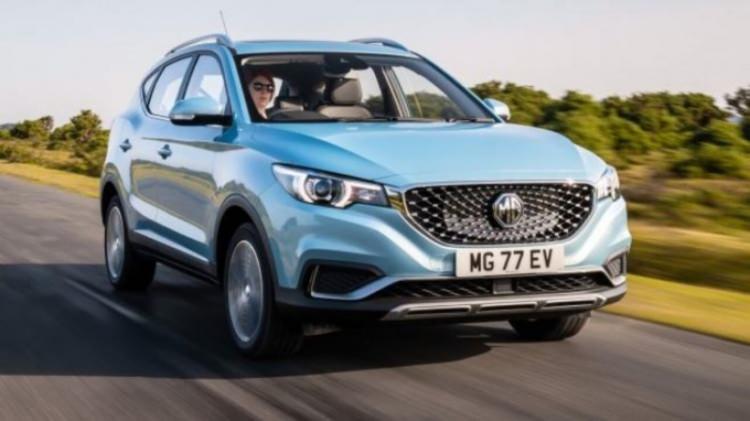 <p>MG ZS EV - Çin’deki üretiminin başlamasının ardından, elektrikli ZS EV modeli, ocak ayında ülkemize giriş yapmıştı. CATL marka su bazlı sıvı soğutmalı 44,5 kWS batarya kapasitesi ile 335 km menzil sunabilen MG ZS EV, evinizdeki prizden 7 saat 45 dakikada tam şarja ulaşılabiliyor.</p>
