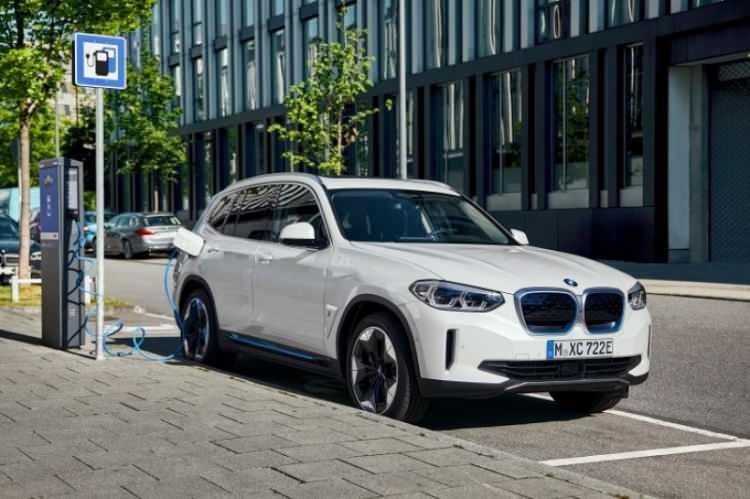 <p>BMW iX3 - Bu model, mevcut BMW X3’ün ana tasarımını korurken “BMW i” ailesinin detaylarıyla kendini belli ediyor. Tam şarjlı haldeyken 460 km’ye kadar menzil sağlayabilen BMW iX3, 150 kw’a kadar yüksek güçlü şarj edilebilme özelliğiyle dikkat çekiyor.</p>
