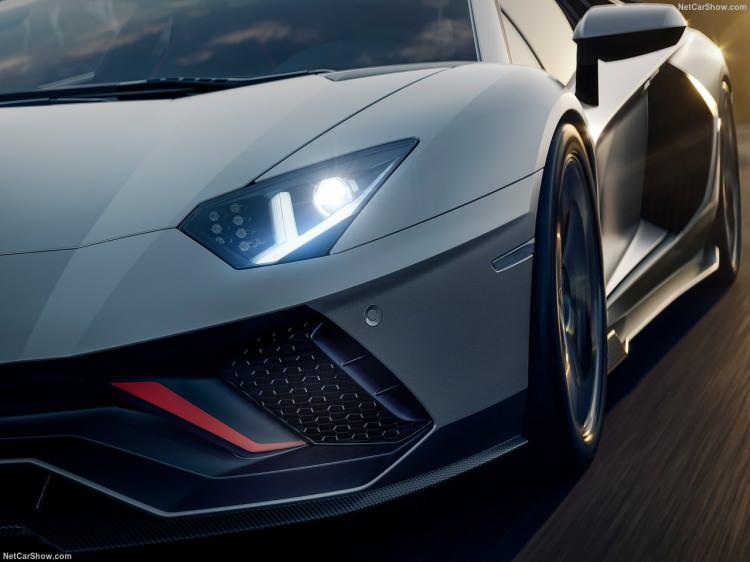 <p>Aventador'a veda etmek için 'Ultimae' isimli özel bir versiyon geliştiren Lamborghini, yeni süper otomobilini görücüye çıkardı.</p>

<p> </p>

<ul>
</ul>
