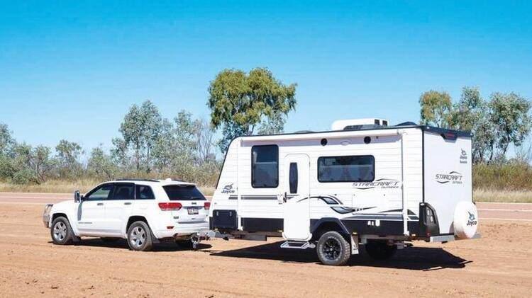 <p>Standart bir otomobilin arkasına bağlanacak 750 kilogramlık bir çekme karavan ise yaklaşık olarak yüzde 30’a yakın fazladan yakıt tüketmek anlamına gelecektir. Bu hesapla, 100 kilometrede ortalama 7 litre tüketen bir aracın tüketimi, 750 kiloluk çekme karavanla 9 litreye çıkabilir.</p>
<p> </p>