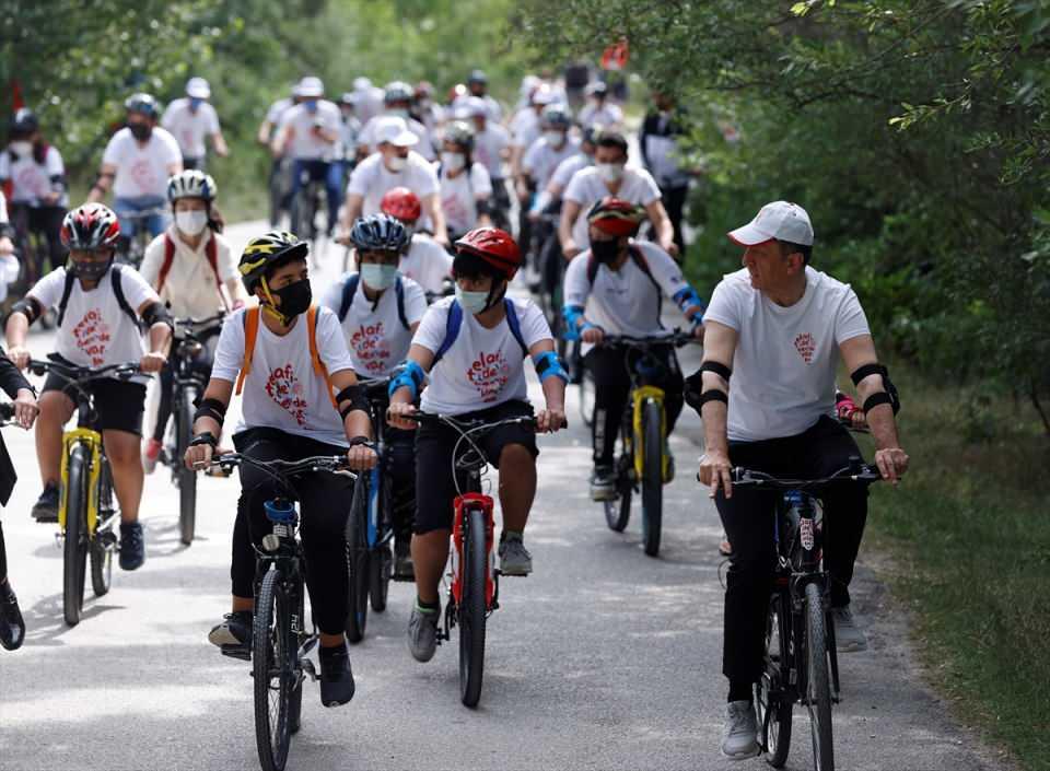 <p>Amaçlarının çocukların sporla ilişkisini daha da güçlendirmek olduğunu ifade eden Selçuk, "Çünkü biz sporun sadece fiziksel bir eğitim olduğunu düşünmüyoruz. Spor aslında duygusal ve zihinsel enerjiyi de artıran bir faaliyet. </p>
