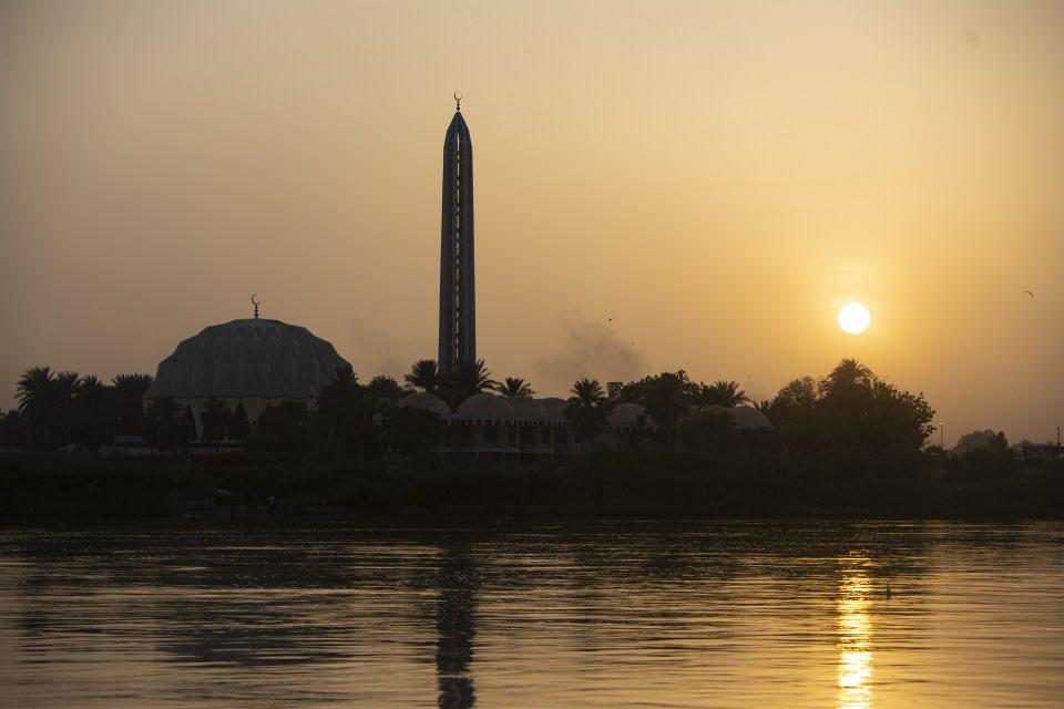 <p>Sudan’ın başkenti Hartum’da Nil Nehri kıyısına inşa edilen en büyük cami olma özelliğini taşıyan Nileyn (İki Nil) Camisi, farklı mimari görünümü ve inşa hikayesiyle yerli ve yabancı turistlerin ilgisini çekiyor.<br />
</p>