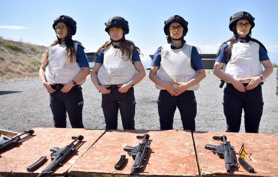 <p>Bu kapsamda Kocasinan ilçesi Kızık Mahallesindeki atış poligonunda kadın polislere atış eğitimi veriliyor. </p>