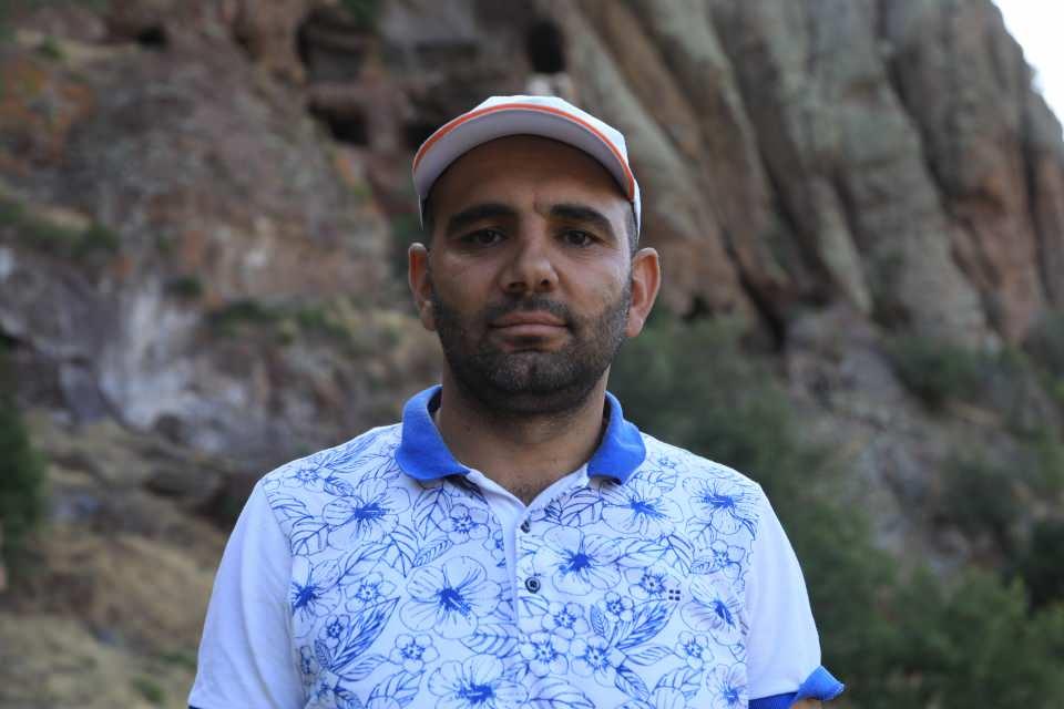 <p>Bölgeyi ziyaret edenler halat yardımı ile ulaştıkları mağaralardan gördükleri manzara karşısında hayranlık duyuyor.</p>
<p> </p>