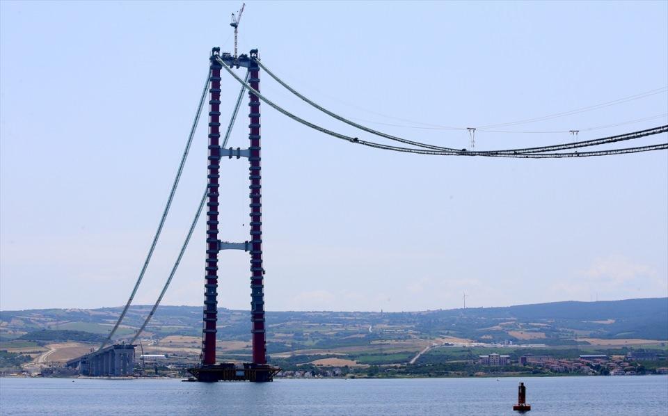 <p>Köprünün, Çanakkale Deniz Zaferi'nin 107'nci yıl dönümüne rastlayan 18 Mart 2022'de hizmete alınması planlanıyor.</p>