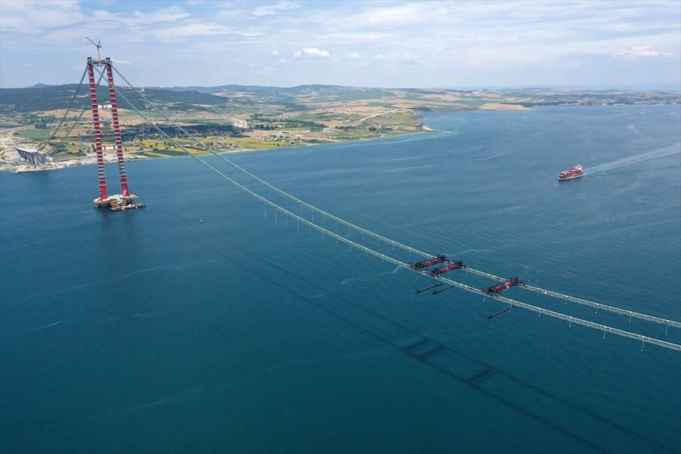 <p>Çalışmalar süresince Çanakkale Boğazı bazı günlerde transit gemi geçişlerine kapalı tutulacak. Diğer günlerde ise belirlenen bölgelerde tek yönlü trafik işleyecek.</p>
<p> </p>