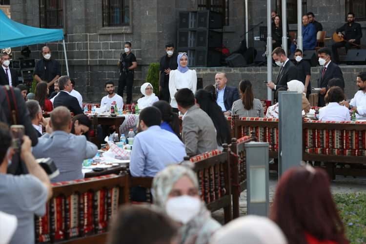 Başkan Erdoğan Diyarbakır'da gençlerle buluştu! Dikkat çeken anlar...