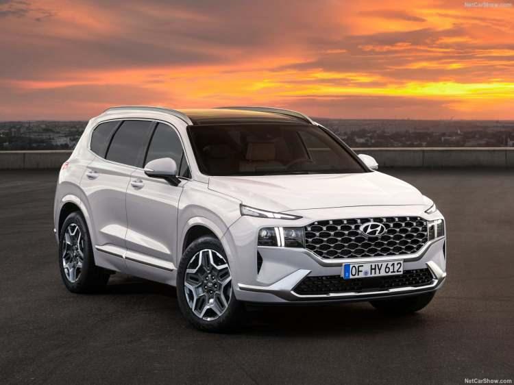 <p><strong>YENİ MOTOR TEKNOLOJİSİ İLE GELDİ</strong></p>

<p>Hyundai’nin yeni tasarım özelliklerinin bir parçası olan Santa Fe, LED farlarla kombine ön ızgarası ve gündüz yanan farları (DRL) ile yeni tasarım kimliğini ortaya koyuyor.</p>
