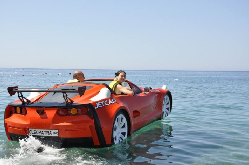 <p>Aracın motor gücünün 300 beygire kadar çıkabildiğini söyleyen İşler, şunları kaydetti:</p>

<p>"Aracımız, denizde otomobil sürme hissiyatı veriyor. Acayip bir duygu. Atraksiyonda da sınır yok. Deniz trafiği el verdiği ölçüde her yer müsait ama karada öyle değil. </p>
