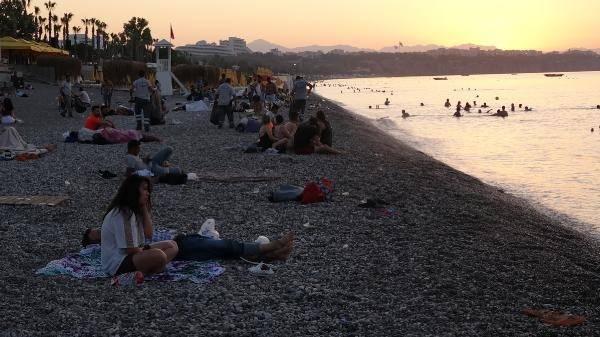 <p>Sabahın ilk ışıklarında bazı vatandaşlar şarkı söylerken, bazıları da sahil bandında yürüyüş yaptı.</p>
