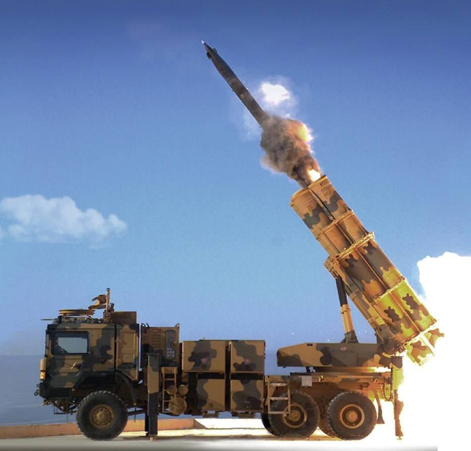 <p> TRG-300 KAPLAN Füzesi, esasen TR-300 KASIRGA Roketi’nin güdümlü hale getirilmiş bir modelidir. Füze, fırlatma aracı, komuta aracı ve taşıma yükleme aracından oluşan sistemin tasarım kalifikasyonu faaliyetlerinin en önemli adımı olan uçuş testleri, 2016 yılında bir şekilde tamamlanmıştır.</p>