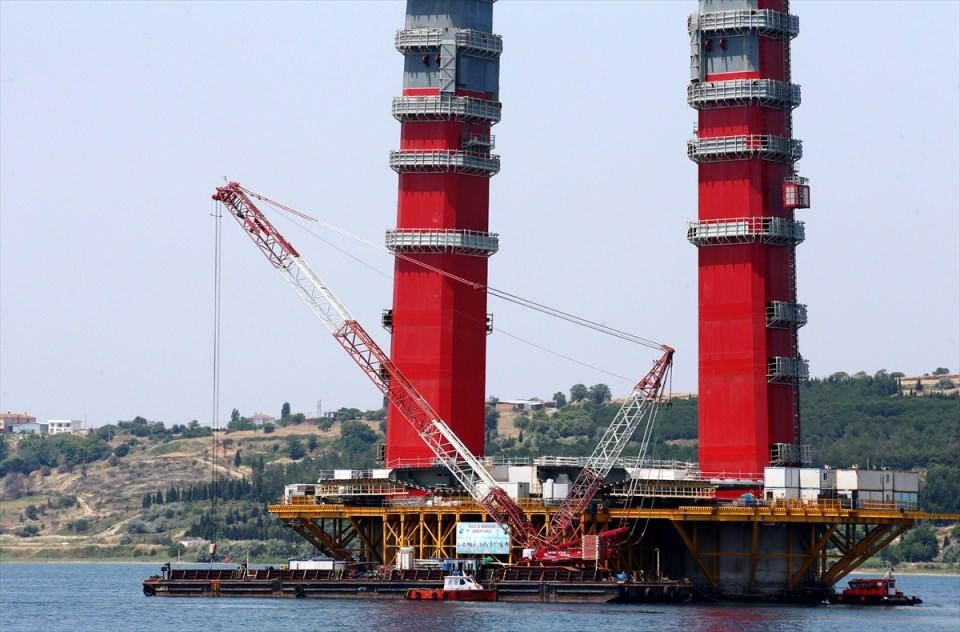 <p>İki ayak aralığına ilaveten 770'er metre yan açıklıklar, 365 ve 680 metrelik yaklaşım viyadükleriyle Çanakkale Boğazı'nın ilk asma köprüsünün uzunluğu 4 bin 608 metreyi bulacak.</p>
<p> </p>