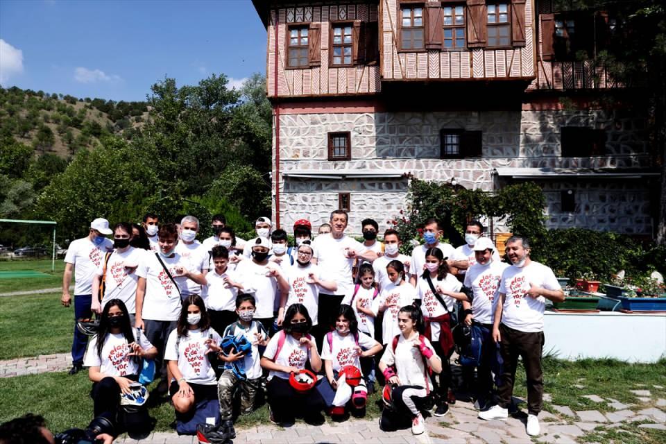<p>Daha sonra öğrencilerle kahvaltıda bir araya gelen Bakan Selçuk, kahvaltı sonrası bisiklet turuna devam etti.</p>