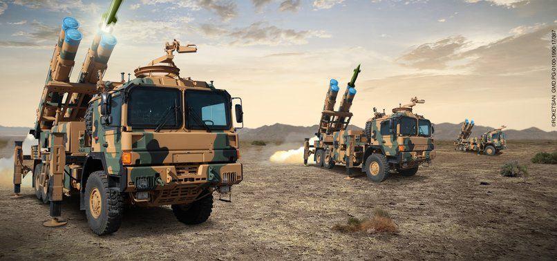 <p>TRG-300 KAPLAN Füzesi; yaklaşma ve çarpma fonksiyonlarına sahip tapa, küresel konumlama sistemi destekli ataletsel seyrüsefer ünitesi ile elektromekanik kontrol sistemine sahip güdüm kontrol bölümü, yüksek infilaklı çelik bilyalı harp başlığı, katı yakıtlı roket motoru ve serbest dönüşlü katlanır kuyruklardan oluşmaktadır.</p>