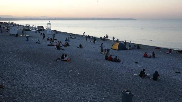 <p>Gecenin ilerleyen saatlerinde bazı vatandaşların sabahlamak için sahil ve sahil kenarına çadır kurduğu görüldü.</p>
