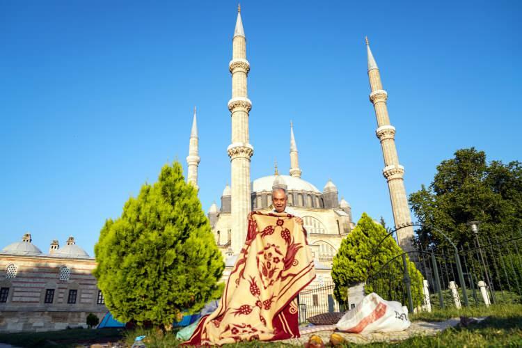 <p>Edirne'de, bu yıl 660'ıncısı düzenlenen Tarihi Kırkpınar Yağlı Güreşleri için güreş severler kentte akın etti. Kentte tüm otel ve pansiyonlar dolunca, il dışından gelenler Selimiye Camii çevresindeki mezarlık ve bahçelerde kurdukları çadırlarda sabahladı.</p>

<p> </p>
