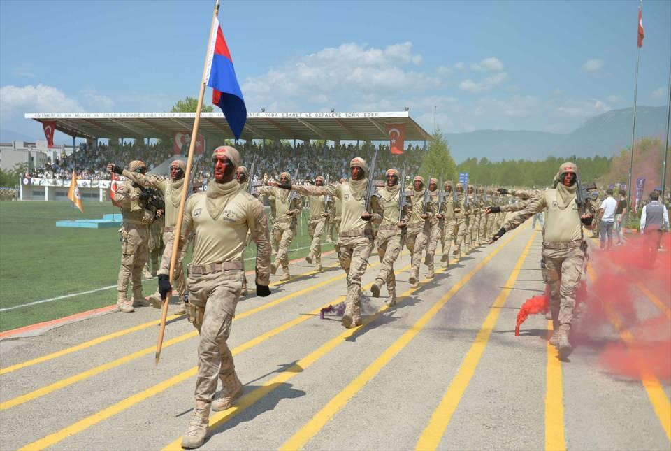 <p>Karabük'ün Safranbolu ilçesinde, 125. Jandarma Eğitim Alay Komutanlığında asayiş kursuna katılan 2 bin 27 uzman erbaş için mezuniyet töreni düzenlendi.</p>

<p> </p>
