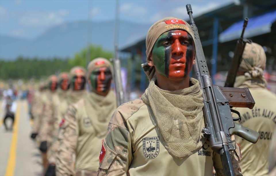 <p>Komutanlıkta gerçekleştirilen tören, saygı duruşu ve İstiklal Marşı'nın okunmasıyla başladı.</p>

<p> </p>
