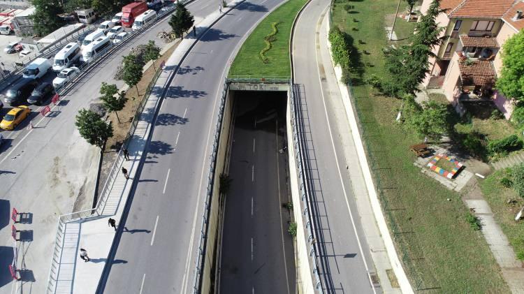 <p>Küçükçekmece Halkalı Atakent Mahallesi Atatürk Caddesi'nde bulunan araç alt geçidi, 2002 yılında İstanbul Büyükşehir Belediyesi (İBB) tarafında inşa edildi. Yol, 2 yıllık kullanımın ardından, ihtiyaç dışı görülerek kullanımdan kaldırılmak istendi. </p>
