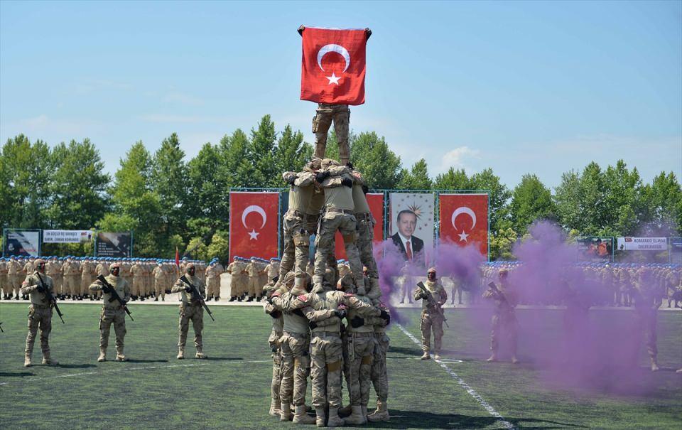 <p>Törende, erbaşlar ve Jandarma Mehteran Birliği gösteri sundu. Jandarma Marşı'nın söylenmesi, uğurlama duasının edilmesi ve ardından resmi geçitle son bulan törende mezunlar, aileleri ile buluştu.</p>

<p> </p>

<p> </p>
