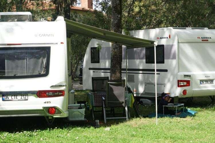 <p>Kendi aracını kullanmak isteyen ve aracının motor gücü arkasında karavan çekmeye yetecek kişilerin tercihi genellikle 750 kilogramın altında ağırlığa sahip olan O1 sınıfı olarak adlandırılan karavanlar oluyor.</p>
<p> </p>