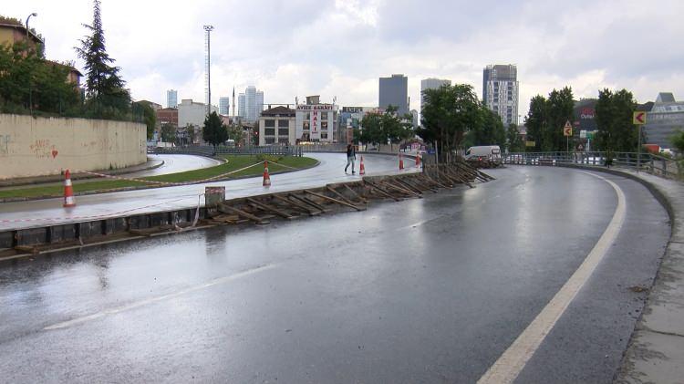 <p>Yayaların etrafından yürüdüğü geçit, hem çevre kirliliğine neden oluyor, hem de trafik yoğunluğunun azalması çözüm olmuyor. </p>

<p> </p>

<p> </p>
