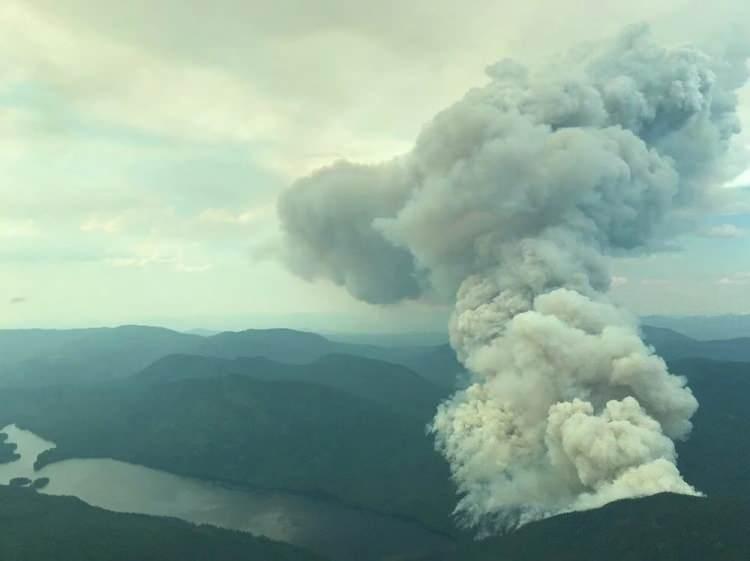 <p>Reeder, Kuzey Amerika’da  sıcak hava dalgasının oluşmasına izin veren meteorolojik koşulların, Japonya yakınlarındaki  atmosferi bozduğunu ve Rossby dalgası olarak bilinen  dalgalanmalar yarattığını söyledi. Bu dalga Kanada'nın batısında patladı ve sıcak hava dalgası için koşulları tetikledi.</p>

<p> </p>
