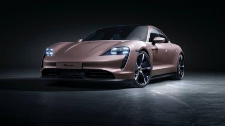 <p>Porsche Taycan - 2020’de Türkiye’nin en fazla satılan elektrikli otomobili olan Porsche Taycan, 400 km’nin üzerinde menzil sunabiliyor. Her elektrikli otomobilde olduğu gibi farklı şarj koşullarına göre dolum süresi değişen Porsche Taycan, hızlı şarj istasyonuna yaklaşık yarım saatte 100 km’lik menzil sağlanabilecek kadar bataryalarını doldurabiliyor.</p>
