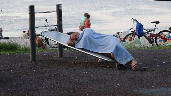 <p>Sıcak hava ve nemden dolayı gece saatlerinden itibaren sahile gelen vatandaşlar buldukları her noktada uyumayı tercih etti.</p>