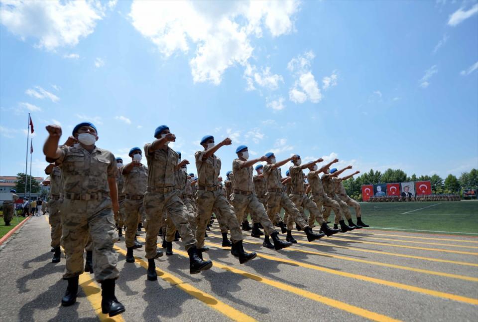 <p>Törene, Karabük Valisi Fuat Gürel, AK Parti Karabük milletvekilleri Cumhur Ünal ve Niyazi Güneş, Jandarma Genel Komutan Yardımcısı Korgeneral Musa Çitil, Bilecik 2'nci Jandarma Eğitim Tugay Komutanı Tuğgeneral Recep Yalçınkaya, Safranbolu Kaymakamı Mehmet Türköz, İl Emniyet Müdürü Sırrı Tuğ, İl Jandarma Komutanı Kıdemli Albay Bahtiyar Yılmaz, 125. Jandarma Eğitim Alay Komutanı Albay Hasan Başkök, Safranbolu Belediye Başkanı Elif Köse, kamu kurum ve kuruluşlarının müdürleri ile sivil toplum kuruluşu temsilcileri katıldı.</p>
