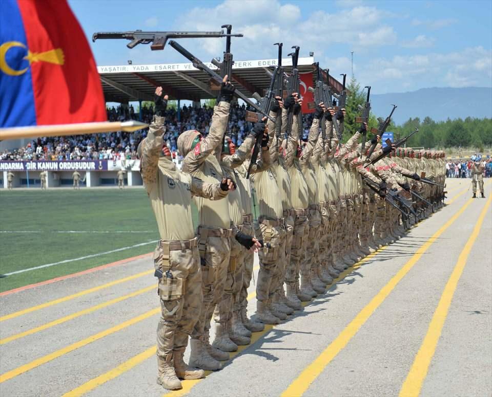 <p>Dünyada hiçbir ülkenin bu kadar güvenlik yükü taşımadığından bahseden Ersoy, "Dünyada hiçbir ülkenin jandarması, 3 bin metre rakımlı dağlarda yaz kış operasyon yapmak, 3 metre karda nöbet tutmak zorunda kalmıyor ama bu coğrafya, bu vatan bizim, bu kutsal topraklar bizim vatanımız. </p>
