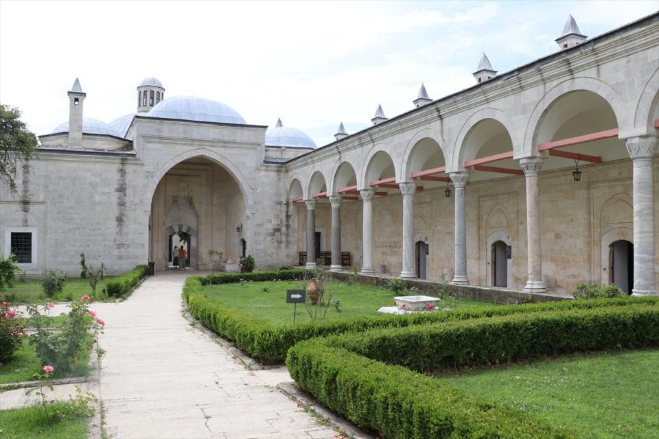 <p><strong>- Sultan II. Bayezid Külliyesi Sağlık Müzesi</strong></p>

<p>Sultan II. Bayezid'in Akkirman seferine çıkarken 1484'te temelini attığı külliye, 1488'de tamamlandı.</p>

<p> </p>
