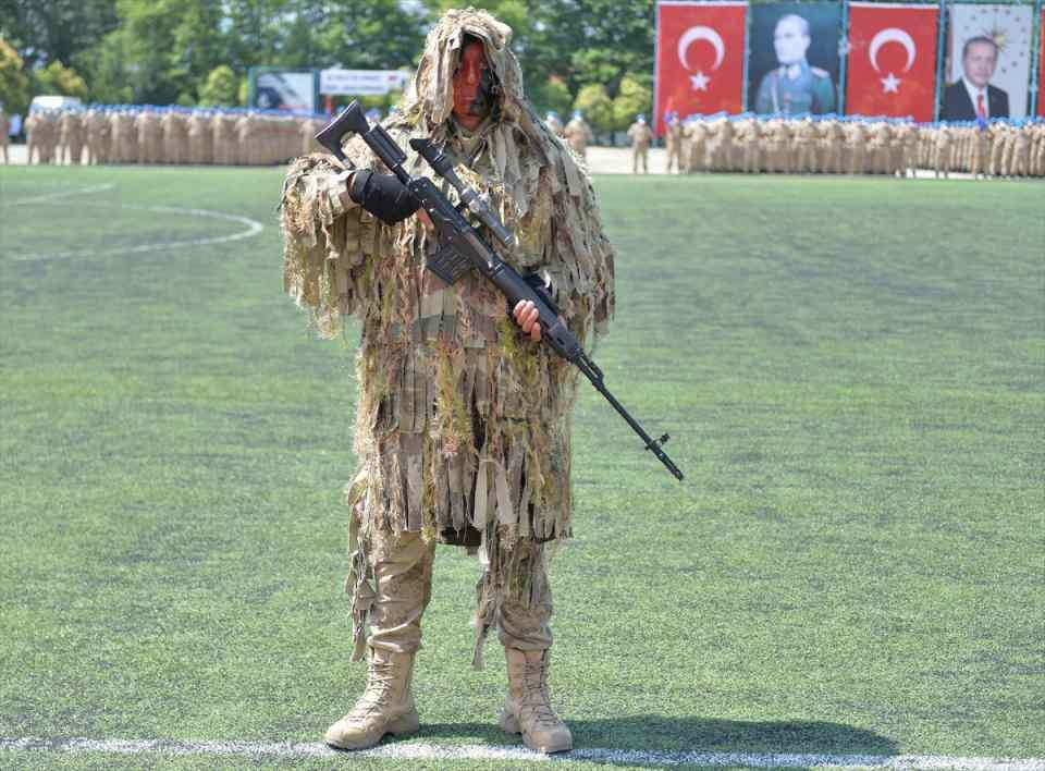<p>Ülkede son terörist etkisiz hale getirilinceye kadar gece gündüz, yaz kış, sıcak soğuk demeden terörle mücadelenin devam edeceğini vurgulayan Çetin, "Kahraman jandarma bugüne kadar olduğu gibi bundan sonra da devletimize, milletimize, birlik ve beraberliğimize kastedecek her türlü tehdide, karşı koymaya kararlıdır. </p>
