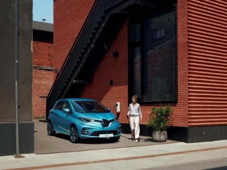 <p>Renault ZOE - Türkiye’de satın alabileceğiniz en uygun fiyatlı elektrikli arabalardan biri olan Renault Zoe, yakın zamanda güncellenmesiyle artık daha fazla menzil ve daha kısa şarj olabilme imkanlarına sahip. 395 km’ye kadar menzil sunabilen Renault Zoe, 22 kW’lık halka açık şarj istasyonunda 1 saatte 120 km sürüş menzili sunabilirken 50 kW’lık hızlı şarj istasyonundaysa yaklaşık yarım saate 150 km’lik menzil sağlayabiliyor.</p>
