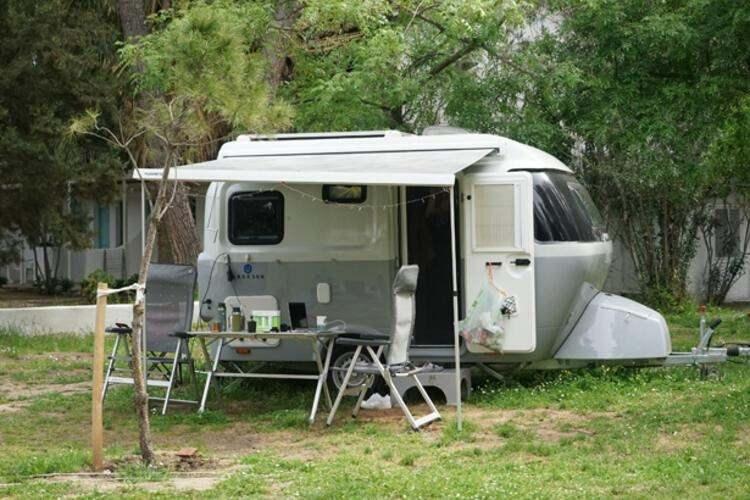 <p><strong>HANGİ KARAVAN TİPLERİ KULLANILABİLİR? </strong><br />
<br />
Karavan alacak veya kiralayacak tüketicinin bilmesi gereken önemli maddelerden bir tanesi karavan tipleri. Çekme karavan ve motokaravan olarak ikiye ayrılan bu tiplerden hangisinin seçileceği ise hem ihtiyaca hem de kendi aracınızın olup olmamasına göre değişiklik gösteriyor.</p>