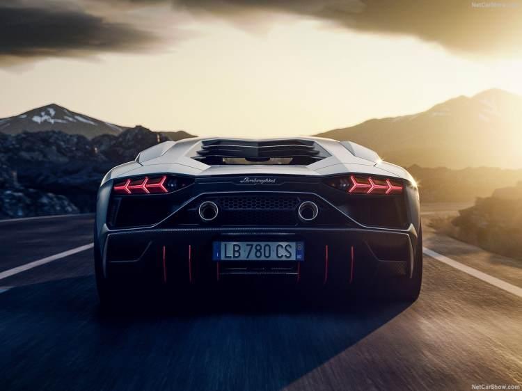 <p>Bu da yeni modelin Aventador S'ten (+40 beygir) ve hatta SVJ'den (+10 beygir) bile daha güçlü olduğunu gösteriyor.</p>

<p> </p>
