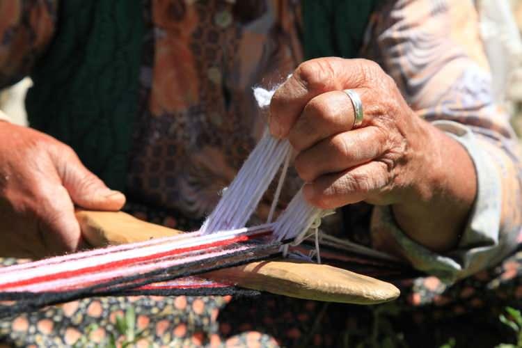 <p>Antalya'nın Manavgat ilçesinden yaz aylarında Akseki’nin Göktepe Yaylası'na göç eden Yörükler, kolan dokuma ve kirmen eğirme kültürünü yaşatıyor.</p>
