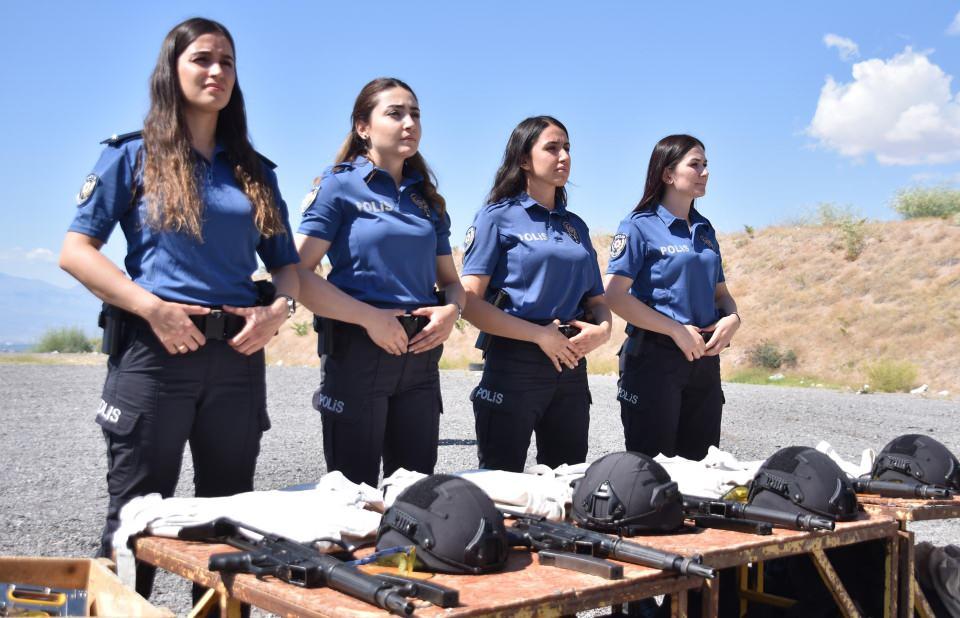 <p>Kadın polisler eğitimlerde kendilerine belirlenen hedefleri metrelerce uzaktan vuruyor. </p>

<p> </p>
